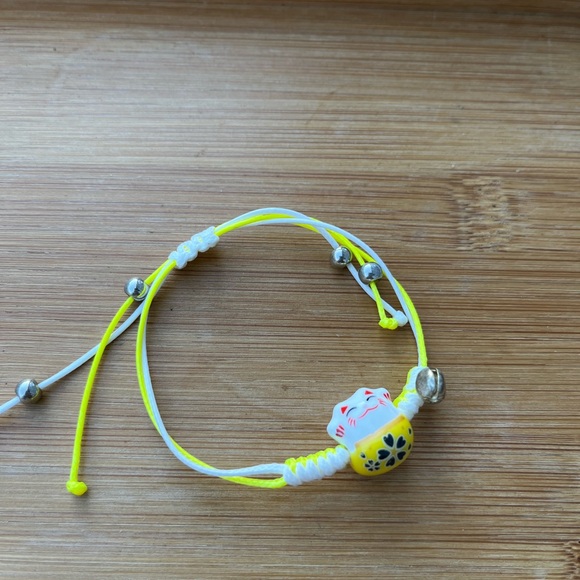 Yellow and White Lucky Cat Maneki Neko Charm Bracelet - Picture 4 of 9